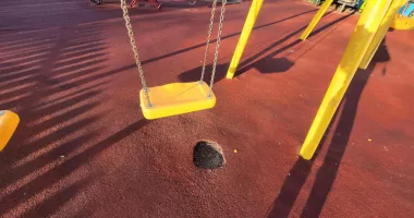 Constănțeni revoltați! Locul de joacă de la Gară se degradează alarmant - 3