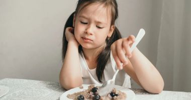 Stire din Sănătate : Refuzul repetat al hranei prezintă un risc pentru dezvoltarea armonioasă a copiilor