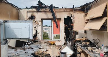 Stire din Eveniment : Drama celor 18 familii rămase fără casă, în urma incendiului de la mansarda din Constanța. „Sunt inundații până la subsol”
