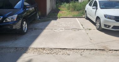 Stire din Eveniment : Bătălia pe locurile de parcare din Constanța. Ce riscă cei care își marchează teritoriul pe nedrept