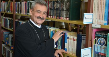 Stire din Cultură-Educație : Ambasador al Bibliotecii Județene, părintele Marius Moșteanu lansează un proiect dedicat "coperților nedeschise"