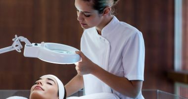 Stire din Sănătate : Masajul facial îmbunătățeşte aspectul pielii, pe față, gât și decolteu