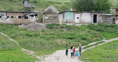 Bolnavii din câteva sate constănţene își caută sănătatea la zeci de kilometri distanță - 2