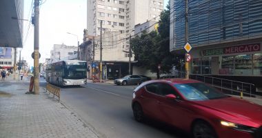 Incredibil! De teamă să nu le cadă casele, locuitorii de pe strada Mihai Viteazu se bucură de ambuteiaje - 3