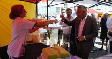 Stire din Economie : Ministrul Agriculturii, mai aproape de fermierii din Dobrogea! A fost inaugurată piața de producători locali