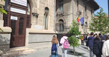 Stire din Cultură-Educație : Halal să le fie consilierilor mirciști! "Păcat că n-au găsit soluții pentru reabilitare și se pun găleți în clase"