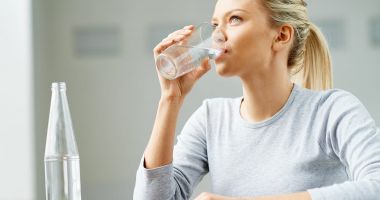 Stire din Sănătate : Consumați mai multe lichide și scăpați de mirosul neplăcut al gurii!