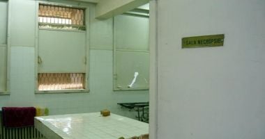 Stire din Eveniment : Percheziții la Morga Spitalului Județean. Trei angajați făceau "afaceri" pe spinarea oamenilor necăjiți