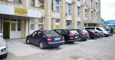 Percheziții la Morga Spitalului Județean. Trei angajați făceau "afaceri" pe spinarea oamenilor necăjiți - 2