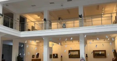 Stire din Cultură-Educație : „PostArt”, expoziția copiilor care transformă iarna în creație, la Muzeul de Artă Constanța