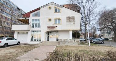Strigătul de ajutor al celor lipsiţi de lumina zilei! "Ne este greu deoarece în mijlocul trotuarului au fost puși stâlpi" - 2