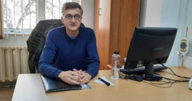 Stire din Social : Strigătul de ajutor al celor lipsiţi de lumina zilei! "Ne este greu deoarece în mijlocul trotuarului au fost puși stâlpi"