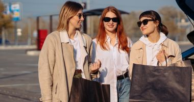 Stire din Sănătate : Care sunt riscurile atunci când purtăm ochelari de soare cumpărați de la tarabe sau magazine
