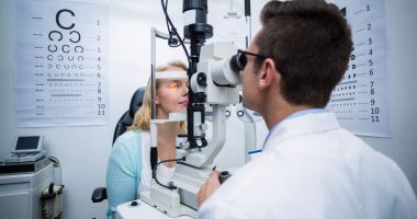 Stire din Sănătate : Examinarea fundului de ochi contribuie la detectarea prezenței oricăror anomalii ale vederii