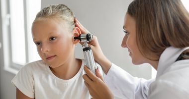 Stire din Sănătate : Mare grijă cu otitele în sezonul rece! Boala afectează atât copiii, cât şi adulţii