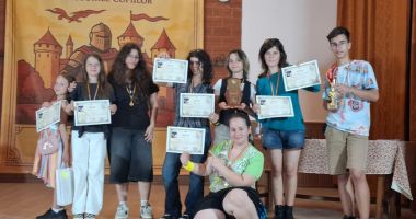 Stire din Cultură-Educație : Actorii în devenire ai Palatului Copiilor s-au întors cu premii de la Concursul de Teatru Medieval din Sighișoara