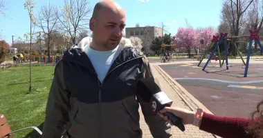 La doi pași de moarte! Copiii pot ajunge direct pe calea ferată prin gardul rupt din Parcul Viitorului - 4