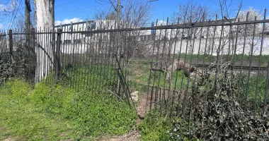 La doi pași de moarte! Copiii pot ajunge direct pe calea ferată prin gardul rupt din Parcul Viitorului - 2