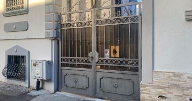 Stire din Social : Centrul Constanței, sub asediul afișelor cu „Parcarea interzisă”. „Ești în fața casei mele, nu parchezi”