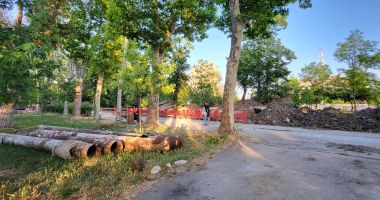Parcul de la Gară arată ca după bombardamente! Slalom printre ţevi, gropi şi şantiere în lucru - 2
