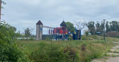 Țarc versus parc! Rămași fără Țara Piticilor, copiii constănțeni se bat pe leagănele dintre blocuri - 2