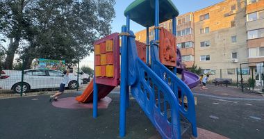 Stire din Social : Copiii se joacă printre chiștoace și mizerie! Parcurile din Constanța, preferatele vandalilor
