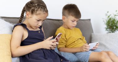 Stire din Social : Părinții sunt tot mai îngrijorați de expunerea copiilor la conținutul inadecvat din mediul online