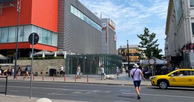 Stire din Social : Și cu pasaj, și fără... tot același lucru este! Mulți pietoni preferă să-și riște viața zilnic