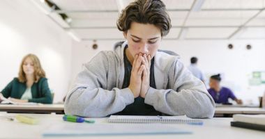 Stire din Social : Preţuri mari, salarii mici! Tinerii din România, tot mai dependenți de banii părinților