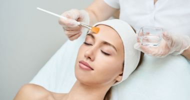 Stire din Sănătate : Peelingul chimic, ritualul ideal pentru a vă revitaliza tenul la început de toamnă