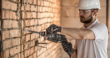 Stire din Eveniment : Vecinul de lângă casă niciodată nu te lasă! Poliția află imediat că demolați peretele de rezistență