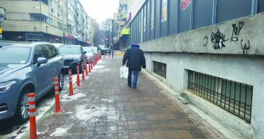 Stire din Actualitate : Persoane fără adăpost, în scările de bloc din Constanța. Zeci de sesizări la Poliția Locală