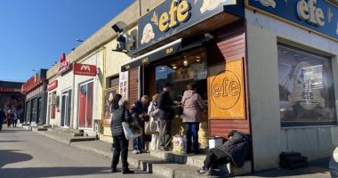 Piața Tomis 3, blocată în trecut! Huliganii și vânzătorii ambulanți fac "legea" în zonă - 4