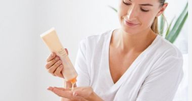 Stire din Sănătate : Remedii pentru tratarea pielii uscate de pe coate și genunchi