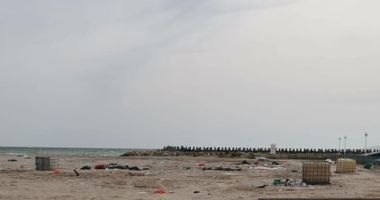 Stire din Social : Garda de Mediu, în acțiune! Plaja Beach Please, plină de gunoaie!