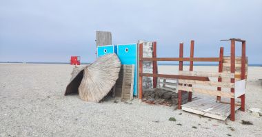 Ne mirăm de ce nu avem turiști? Plajele, la un pas de a fi lăsate de izbeliște! - 2