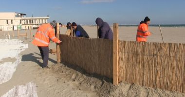 Stire din Social : Litoralul românesc, pregătit pentru sezonul rece. Se vor monta mii de metri de garduri din stuf