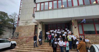 Ghişee cu lacătul pe ele, oameni disperaţi. Panică printre cetățenii din Constanţa - 2