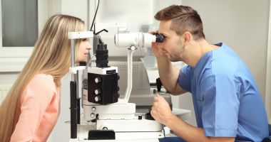 Stire din Sănătate : Pleoape sau ochi umflaţi? Medicii precizează care pot fi cauzele