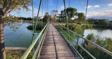 Stire din Social : Podețul din Parcul Tăbăcărie, un real pericol. „Nu ne simțim în siguranță”