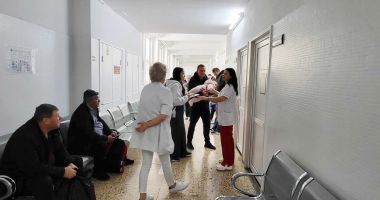 Cozi, aglomeraţie şi nervi întinşi la maxim la Policlinica nr. 1. "Nu avem cu cine acoperi două ture" - 3