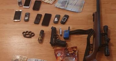 POLIȚIȘTII FALȘI din Constanța, care au SECHESTRAT și TÂLHĂRIT oameni pe un drum din Mehedinți, au ajuns după gratii - 4