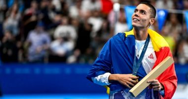 Stire din Sport : Băiatul care înoată repede a intrat în istorie. David Popovici, campion olimpic la Paris