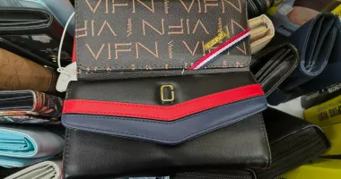 Stire din Eveniment : Branduri de lux, părți într-un dosar penal, la Medgidia. Proprietarul s-a ales cu o ”brățară”
