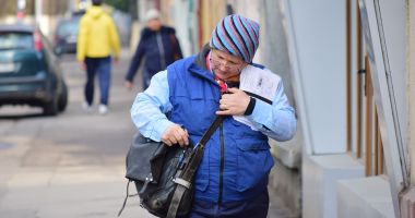 Stire din Social : Poştaşii, sătui să lucreze pe vânt şi ploaie, la salariul minim