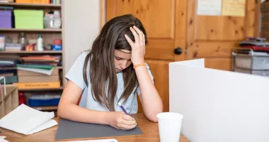 Stire din Sănătate : Pericolele ascunse ale statului incorect la birou în copilărie