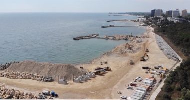 Sezonul estival, în linie dreaptă. Zeci de muncitori angrenați în amenajarea plajelor - 2