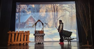 Stire din Cultură-Educație : Premieră la Teatrul "Căluțul de Mare". Omul de zăpadă urcă din stradă pe scenă