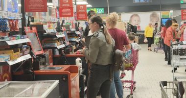 Tensiuni la cozile caselor de marcat! "Și eu am avut copii mici și nu m-a lăsat nimeni să sar rândul" - 2