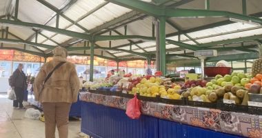 Stire din Social : Mare atenţie la şarlatani! Legume și fructe din străinătate, vândute la tarabele din Constanța ca fiind românești